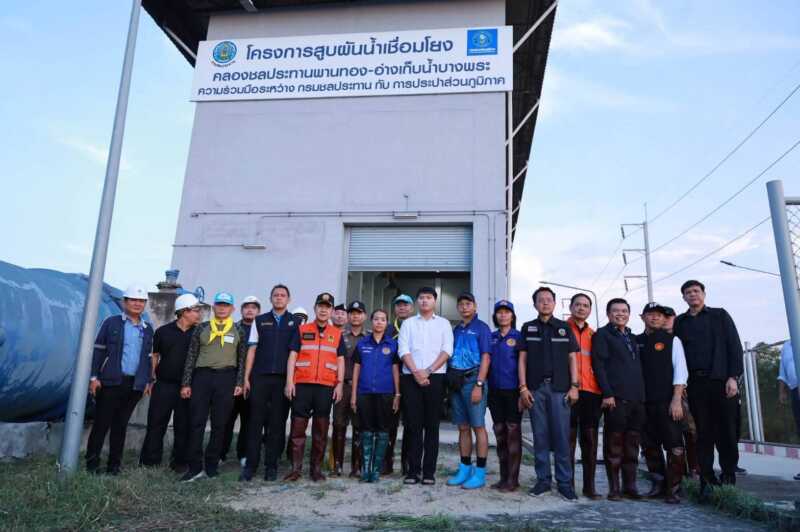 ผู้ว่าฯ ชลบุรี นำทัพลงพื้นที่ด่วน! ลุยน้ำท่วม “นิคมอมตะ เฟส 9-10” สั่งเร่งระบายน้ำลงคลองพานทอง-อ่างบางพระ