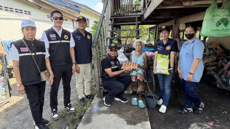 เทศบาลตำบลคลองตำหรุ ลงพื้นที่เยี่ยมให้กำลังใจประชาชนกลุ่มเปราะบางในชุมชน ไม่ทิ้งใครไว้ข้างหลัง