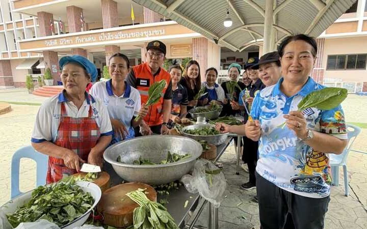 นายกเทศมนตรีเมืองดอนหัวฬ่อ สั่งดำเนินการทันที ทุกด้าน ช่วยเหลือ ผู้ประสบภัยน้ำท่วม สูบน้ำ แจกกระสอบทราย มอบถุงยังชีพ เปิดศูนย์ช่วยเหลือผู้ประสบอุทกภัย
