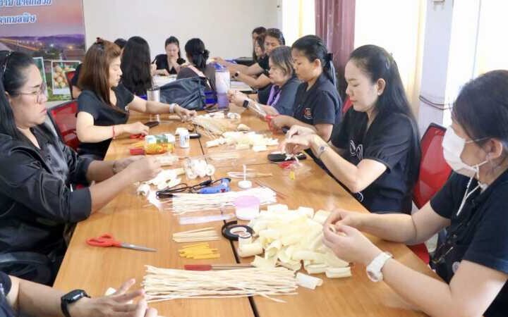 นครนายก – จัดฝึกอบรมการประดิษฐ์ “ดอกไม้จันทน์พระราชทาน” ร่วมสืบสานงานฝีมือ แสดงความจงรักภักดี