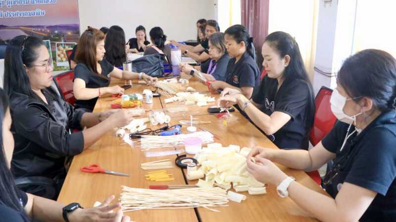 นครนายก – จัดฝึกอบรมการประดิษฐ์ “ดอกไม้จันทน์พระราชทาน” ร่วมสืบสานงานฝีมือ แสดงความจงรักภักดี
