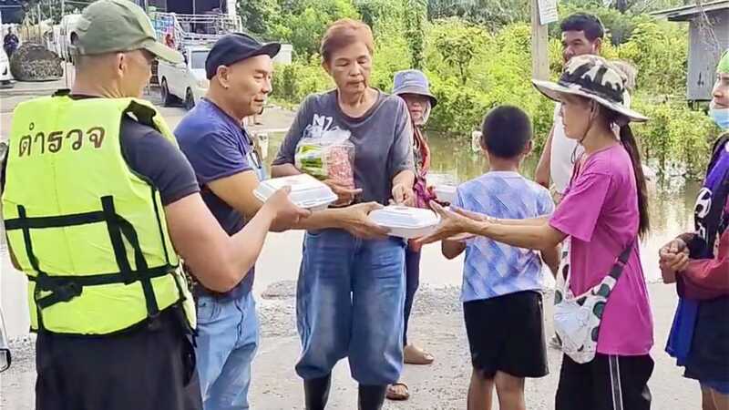 นครนายก – โหน่ง ชะชะช่า ห่วงชาวบ้าน ลุยน้ำแจกบะหมี่กว่า 300 กล่อง ช่วยผู้ประสบภัยน้ำท่วม