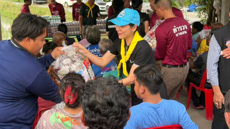 “ ผบช.ภ.7 นำคณะแม่บ้านตำรวจภูธรภาค 7 ลงพื้นที่ตรวจเยี่ยมผู้ประสบภัยน้ำท่วมในพื้นที่บางเลนพร้อมมอบถุงยังชีพ เครื่องอุปโภคบริโภค เพื่อบรรเทาความเดือดร้อน ของผู้ประสบภัย ”