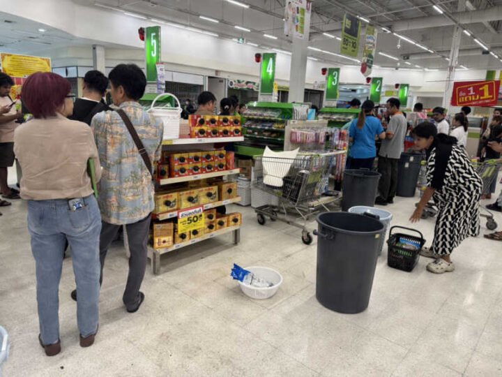 ปทุมธานีปิดตำนาน 15 ปีบิ๊กซีนวนครหั่นราคาลดล้างสต๊อกทิ้งทวนชาวบ้านแห่ช้อปคิวจ่ายเงินยาวเหยียด