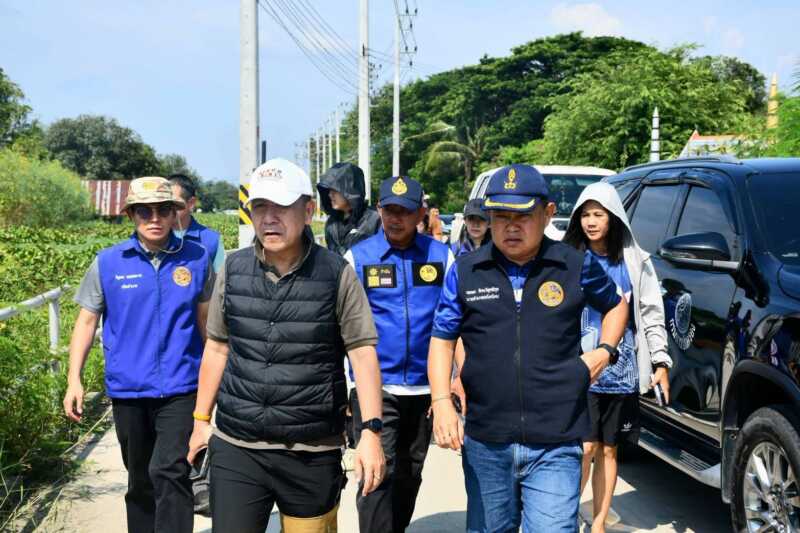 น้ำท่วมอมตะเริ่มลด บางจุดเห็นพื้นถนน ผู้ว่าฯ ชลบุรีลงพื้นที่ติดตามระบายน้ำ–ขุดลอกคลองพานทอง–พนัสนิคม