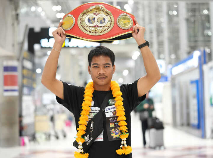 “เพชรโกศล” กลับถึงไทยพร้อมเข็มขัด IBF หลังป้องกันแชมป์สำเร็จ ขอบคุณทุกกำลังใจจากคนไทย