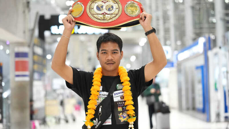 “เพชรโกศล” กลับถึงไทยพร้อมเข็มขัด IBF หลังป้องกันแชมป์สำเร็จ ขอบคุณทุกกำลังใจจากคนไทย
