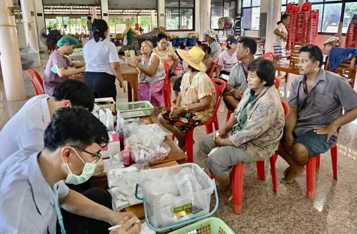 นครนายก – นอ.ปากพลี ให้กำลังใจหน่วยแพทย์เคลื่อนที่ ดูแลผู้ประสบอุทกภัย