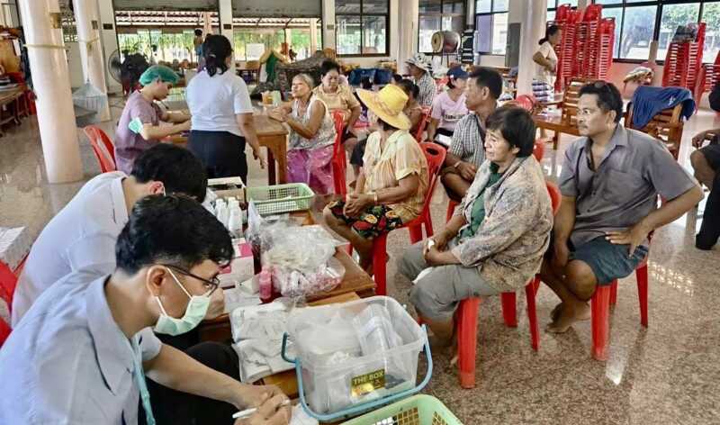 นครนายก – นอ.ปากพลี ให้กำลังใจหน่วยแพทย์เคลื่อนที่ ดูแลผู้ประสบอุทกภัย