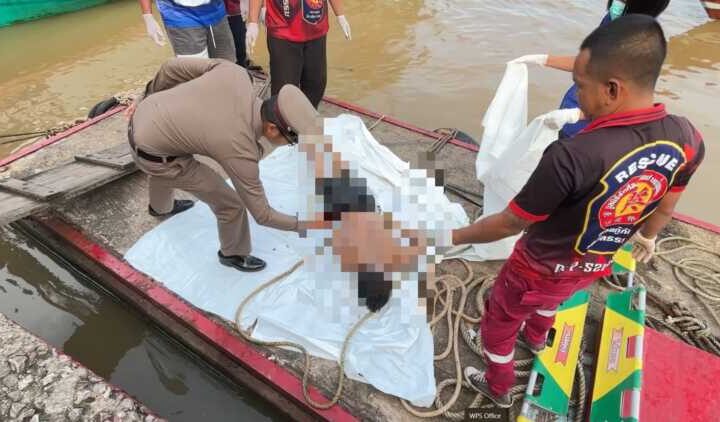 06-10-69ชุมพร-ผงะ! พบศพชายลอยคลองท่าตะเภา ใกล้ท่าเรือประมงชุมพร มีเหล็กเสียบคาหลัง-คล้ายถูกมีดปาดคอ ตำรวจเร่งแกะปมปริศนา