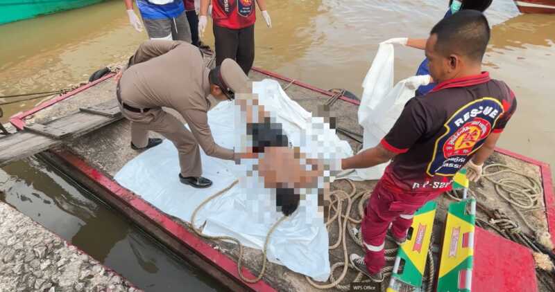 06-10-69ชุมพร-ผงะ! พบศพชายลอยคลองท่าตะเภา ใกล้ท่าเรือประมงชุมพร มีเหล็กเสียบคาหลัง-คล้ายถูกมีดปาดคอ ตำรวจเร่งแกะปมปริศนา