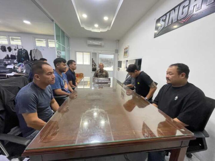 หนุ่มตั้งวงก๊งเหล้าหน้าบ้าน ถูกคู่อริขับเก๋ง 3 คัน ยิงถล่มเจ็บ ตร.รู้ตัวแล้ว เร่งล่าตัวดำเนินคดี