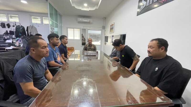 หนุ่มตั้งวงก๊งเหล้าหน้าบ้าน ถูกคู่อริขับเก๋ง 3 คัน ยิงถล่มเจ็บ ตร.รู้ตัวแล้ว เร่งล่าตัวดำเนินคดี