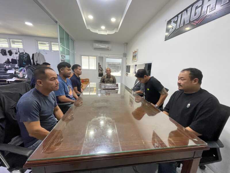 หนุ่มตั้งวงก๊งเหล้าหน้าบ้าน ถูกคู่อริขับเก๋ง 3 คัน ยิงถล่มเจ็บ ตร.รู้ตัวแล้ว เร่งล่าตัวดำเนินคดี