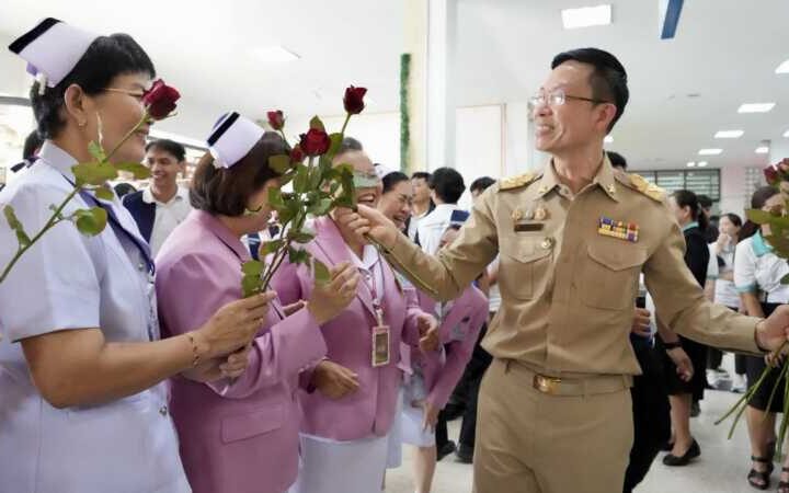 นครนายก – ต้อนรับอบอุ่น “นพ.พิเชษฐ พัวพันกิจเจริญ” เข้ารับตำแหน่งผู้อำนวยการโรงพยาบาลนครนายก
