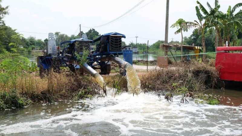นายอำเภอ กันยากร พานทอง ลงพื้นที่ติดตามจุดสูบน้ำ เร่งระบายออกสู่แม่น้ำบางปะกง บรรเทาความเดือดร้อนชาวบ้าน