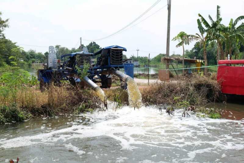 นายอำเภอ กันยากร พานทอง ลงพื้นที่ติดตามจุดสูบน้ำ เร่งระบายออกสู่แม่น้ำบางปะกง บรรเทาความเดือดร้อนชาวบ้าน