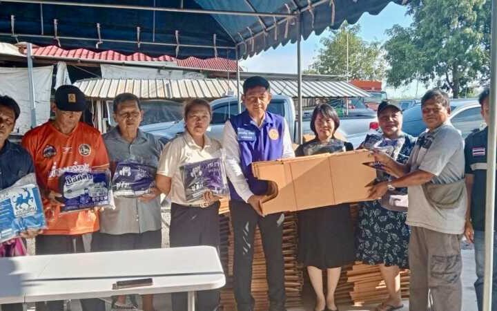 นครนายก – อำเภอปากพลี มอบส้วมกระดาษ 710 ชุด ช่วยเหลือประชาชนประสบอุทกภัย พร้อมแนะวิธีใช้ถูกสุขลักษณะ