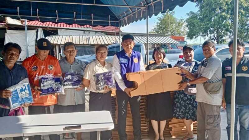 นครนายก – อำเภอปากพลี มอบส้วมกระดาษ 710 ชุด ช่วยเหลือประชาชนประสบอุทกภัย พร้อมแนะวิธีใช้ถูกสุขลักษณะ