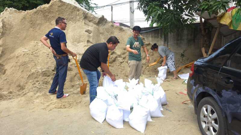 เทศบาลนครหาดใหญ่ แจกกระสอบทรายฟรี! รับมืออุทกภัยหลังสนามกลาง ชาวบ้านแห่รับหลังละ 20 กระสอบ