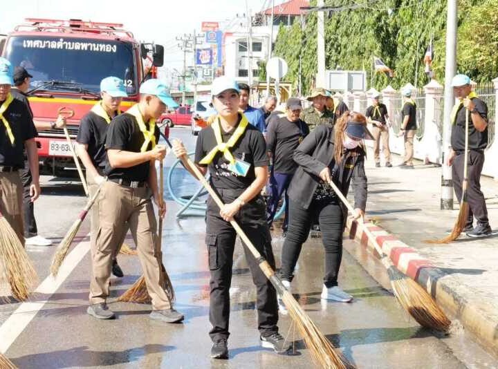 นายอำเภอ กันยากร นำทีม “Big Cleaning Day” ร่วมแรงฟื้นฟูถนนหลังน้ำท่วม คืนความสะอาดและความปลอดภัยให้ชุมชน