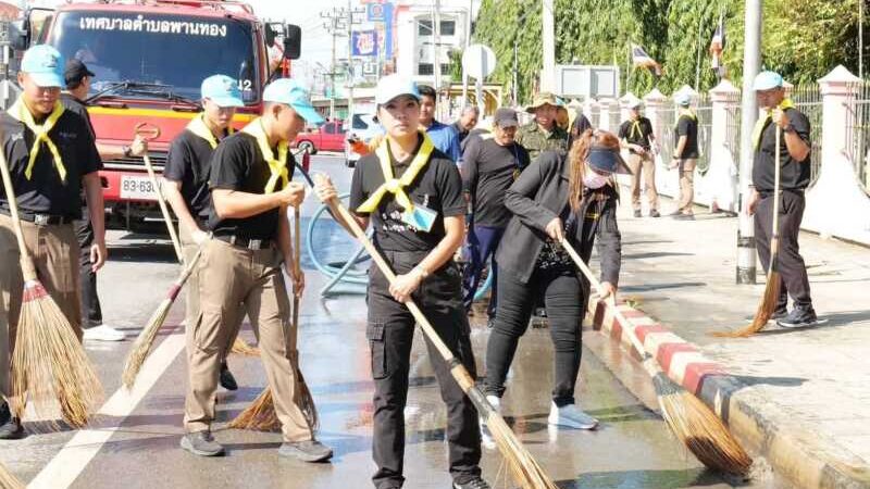 นายอำเภอ กันยากร นำทีม “Big Cleaning Day” ร่วมแรงฟื้นฟูถนนหลังน้ำท่วม คืนความสะอาดและความปลอดภัยให้ชุมชน