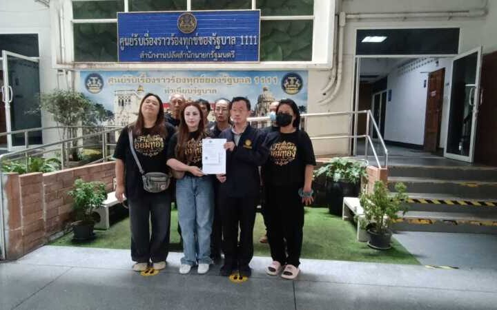 กลุ่มผู้เสียหายคดี “หมู่บ้านออมทอง” ลุยน้ำท่วมบุกทำเนียบฯ ทวงรายงานการประชุม หลัง พศ. เบี้ยวนัด จ่อ ยื่น ป.ป.ช. ฟัน ม.157 จนท. เอื้อประโยชน์วัดดัง!! ย่านบางปู