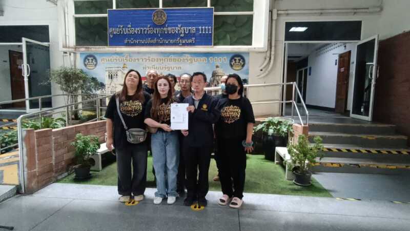 กลุ่มผู้เสียหายคดี “หมู่บ้านออมทอง” ลุยน้ำท่วมบุกทำเนียบฯ ทวงรายงานการประชุม หลัง พศ. เบี้ยวนัด จ่อ ยื่น ป.ป.ช. ฟัน ม.157 จนท. เอื้อประโยชน์วัดดัง!! ย่านบางปู