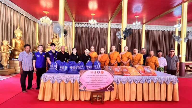 จ.จันทบุรี ถวายสมณบริขารและเครื่องอุปโภค ช่วยเหลือพระภิกษุสามเณรผู้ประสบอุทกภัย