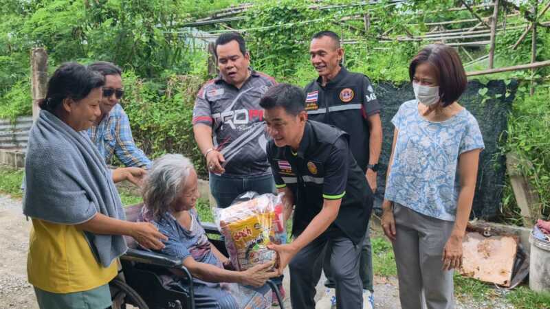 นายกเมืองสัตหีบรุดช่วยยายวัย 73 ปี อยู่ลำพังในห้องเช่า มอบถุงยังชีพ พร้อมประสานทุกฝ่ายหาทางช่วยเหลือ