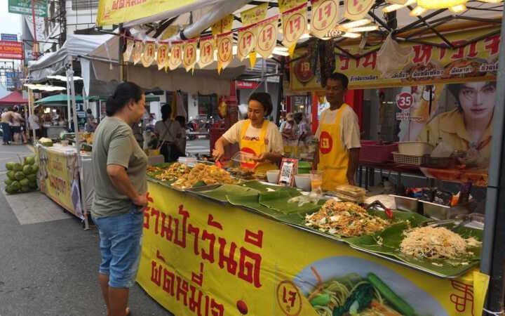 หาดใหญ่คึกคักรับเทศกาลกินเจ ถนนศุภสารรังสรรค์เนรมิตเป็น “ถนนสายเจ” รวมอาหารเจหลากหลายเมนู ร้านเก่าแก่ปรับเมนูรับเทศกาล