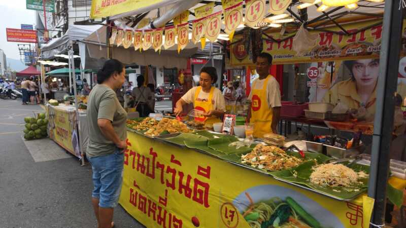 หาดใหญ่คึกคักรับเทศกาลกินเจ ถนนศุภสารรังสรรค์เนรมิตเป็น “ถนนสายเจ” รวมอาหารเจหลากหลายเมนู ร้านเก่าแก่ปรับเมนูรับเทศกาล