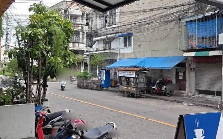 ร้านก๋วยเตี๋ยวปิดเงียบ! พ่อค้าวัย 54 ปี ถูกไรเดอร์หนุ่มขี่ จยย.ชนขณะข้ามถนน อาการสาหัส เลือดคั่งในสมอง ญาติเฝ้ารอปาฏิหาริย์ ชาวบ้านผวาถนนมรณะ วอนติดลูกระนาดสกัดรถซิ่ง