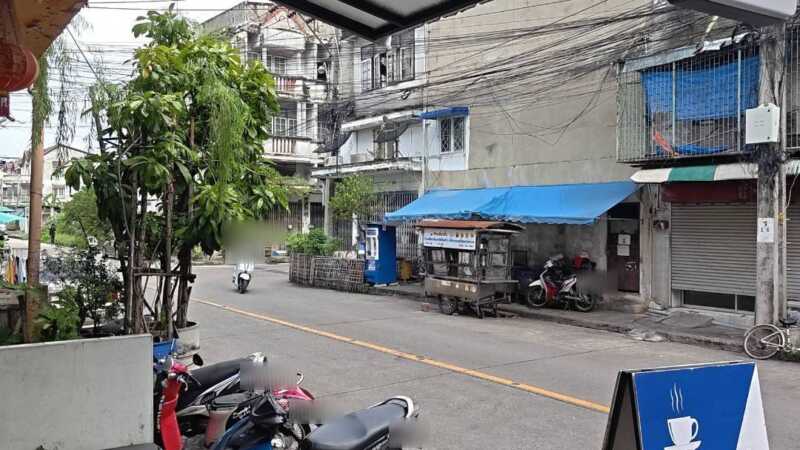 ร้านก๋วยเตี๋ยวปิดเงียบ! พ่อค้าวัย 54 ปี ถูกไรเดอร์หนุ่มขี่ จยย.ชนขณะข้ามถนน อาการสาหัส เลือดคั่งในสมอง ญาติเฝ้ารอปาฏิหาริย์ ชาวบ้านผวาถนนมรณะ วอนติดลูกระนาดสกัดรถซิ่ง