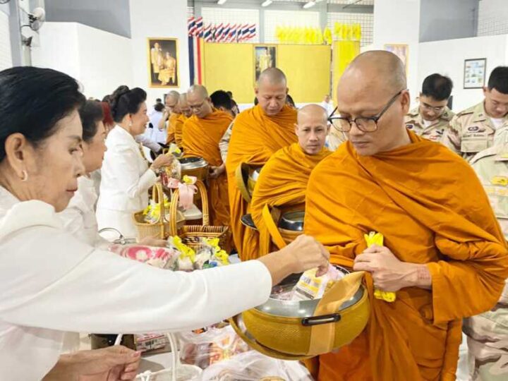 ตราด อ.คลองใหญ่ จัดพิธีเจริญพระพุทธมนต์และพิธีทำบุญตักบาตรถวายพระราชกุศล พระบาทสมเด็จพระบรมชนกาธิเบศร มหาภูมิพลอดุลยเดชมหาราช บรมนาถบพิตร เนื่องในวันนวมินทรมหาราช