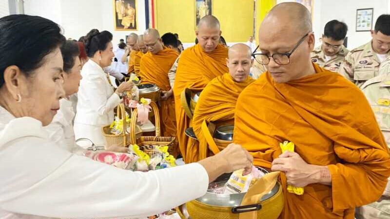 ตราด อ.คลองใหญ่ จัดพิธีเจริญพระพุทธมนต์และพิธีทำบุญตักบาตรถวายพระราชกุศล พระบาทสมเด็จพระบรมชนกาธิเบศร มหาภูมิพลอดุลยเดชมหาราช บรมนาถบพิตร เนื่องในวันนวมินทรมหาราช