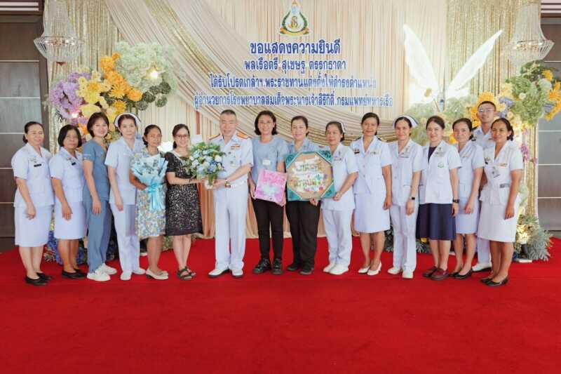 คณะผู้บริหาร รพ.สมเด็จพระนางเจ้าสิริกิติ์ พร. มอบดอกไม้แสดงความยินดี ผู้อำนวยการโรงพยาบาล คนใหม่
