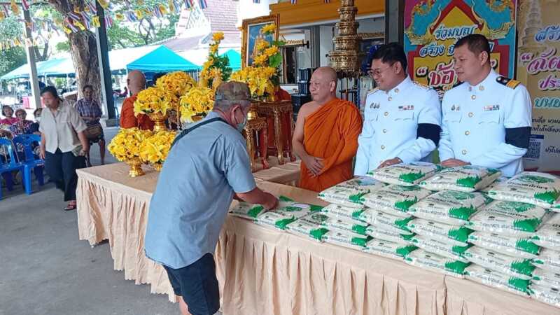 วัดพิบูลสัณหธรรม แจกข้าวสาร 200 ครัวเรือน ถวายเป็นพระราชกุศล รัชกาลที่ 9 พร้อมช่วยชาวบ้านบรรเทาความเดือดร้อนจากน้ำท่วม