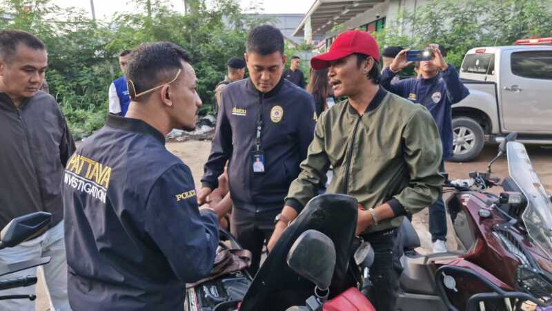 ภ.2 สนธิกำลังกว่า 100 นายปิดล้อมตรวจค้นตึกร้าง กวาดล้างสิ่งผิดกฏหมาย กวาดบ้านเมืองให้สะอาด