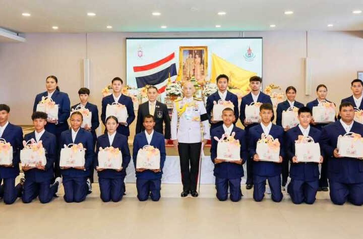 น้อมสำนึกในพระมหากรุณาธิคุณ พระบาทสมเด็จพระเจ้าอยู่หัว พระราชทานขวัญและกำลังใจ แก่คณะนักกีฬากรีฑาทีมชาติไทย หลังคว้า 3 ทอง 2 เงิน 1 ทองแดง และสร้างประวัติศาสตร์ รางวัลนักกีฬาชายทรงคุณค่า จากสภาโอลิมปิกแห่งเอเชีย