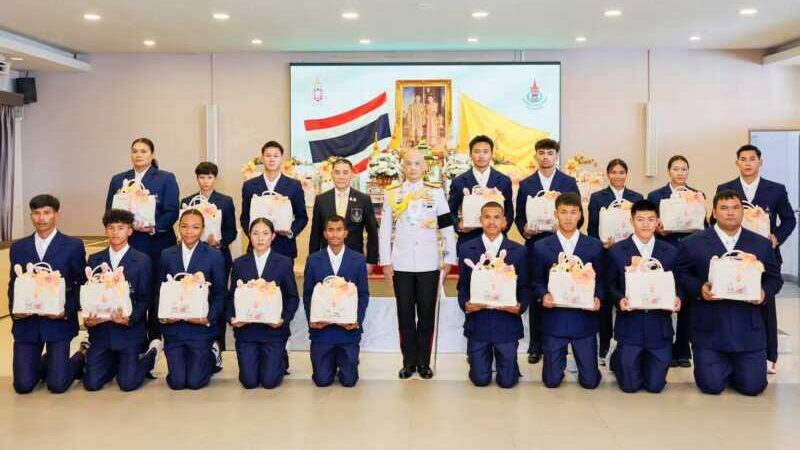 น้อมสำนึกในพระมหากรุณาธิคุณ พระบาทสมเด็จพระเจ้าอยู่หัว พระราชทานขวัญและกำลังใจ แก่คณะนักกีฬากรีฑาทีมชาติไทย หลังคว้า 3 ทอง 2 เงิน 1 ทองแดง และสร้างประวัติศาสตร์ รางวัลนักกีฬาชายทรงคุณค่า จากสภาโอลิมปิกแห่งเอเชีย