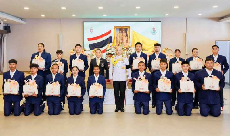 น้อมสำนึกในพระมหากรุณาธิคุณ พระบาทสมเด็จพระเจ้าอยู่หัว พระราชทานขวัญและกำลังใจ แก่คณะนักกีฬากรีฑาทีมชาติไทย หลังคว้า 3 ทอง 2 เงิน 1 ทองแดง และสร้างประวัติศาสตร์ รางวัลนักกีฬาชายทรงคุณค่า จากสภาโอลิมปิกแห่งเอเชีย