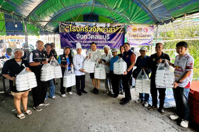 ลพบุรี – รองผวจ.ลพบุรี นำคณะลงพื้นที่ให้กำลังใจโรงครัวจิตอาสา และรับมอบอาหารปรุงสุกกว่า 1,000 ชุด บรรเทาทุกข์ผู้ประสบอุทกภัย อ.บ้านหมี่ จ.ลพบุรี
