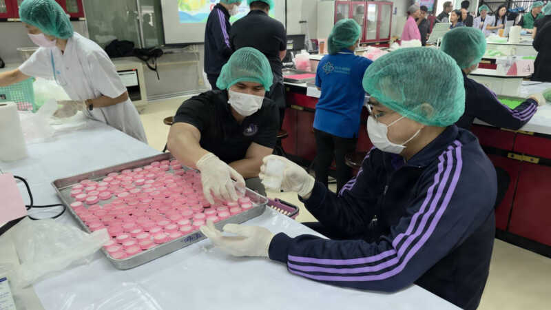 ปทุมธานี – ขาดแคลนหนักอบจ.ผนึกม.รังสิตเร่งกวนยาขี้ผึ้ง1.5 หมื่นตลับแจกผู้ประสบภัยสู้โรคน้ำกัดเท้า