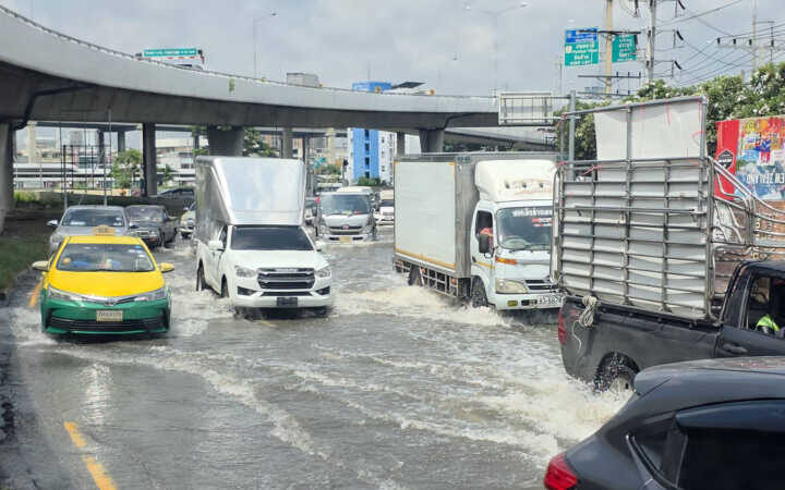 ปทุมธานี – อัปเดตน้ำท่วมรังสิตเริ่มคลี่คลายเทศบาลเร่งสูบน้ำลดระดับแต่เสนาวิลล่ายังอ่วมขังนาน 11 วัน
