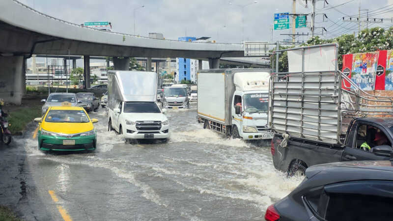 ปทุมธานี – อัปเดตน้ำท่วมรังสิตเริ่มคลี่คลายเทศบาลเร่งสูบน้ำลดระดับแต่เสนาวิลล่ายังอ่วมขังนาน 11 วัน