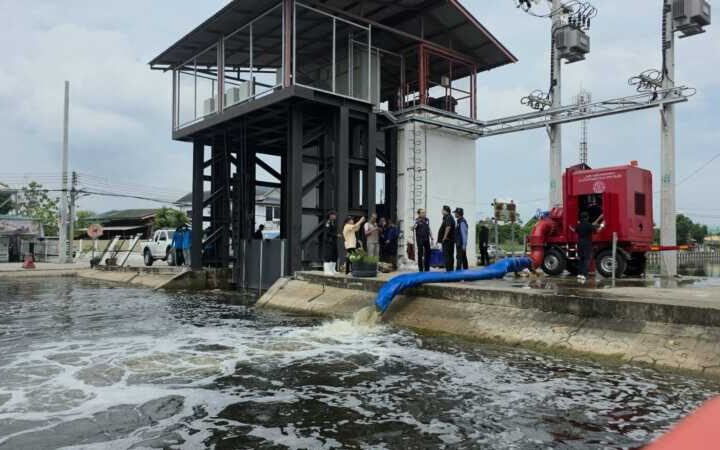 ปทุมธานี – บิ๊กแจ๊สเร่งกู้วิกฤตจี้เปิดประตูน้ำคลอง12-คลอง 8 ช่วยชาวองครักษ์