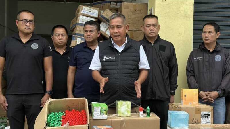 สืบนครบาลบุก 2 จุด ‘สมุทรปราการ-โกดังสะแกงาม พระราม 2 ยึดบุหรี่ไฟฟ้าลอบนำเข้าประเทศเพื่อนบ้าน 1.3 หมื่นชิ้น จับคนงานพม่า 2 ราย รวมของกลางมูลค่ากว่า 5.2 ล้านบาท