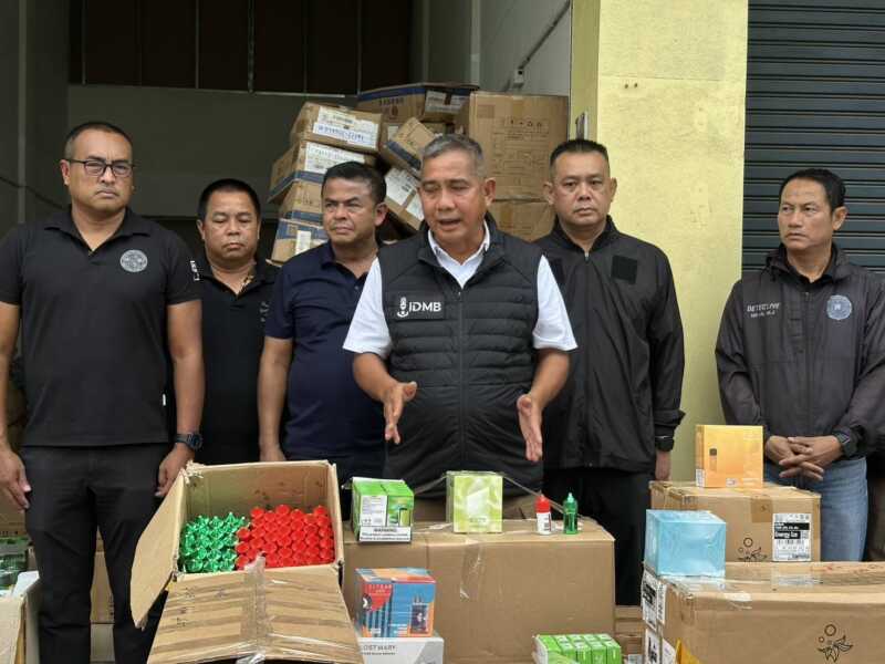 สืบนครบาลบุก 2 จุด ‘สมุทรปราการ-โกดังสะแกงาม พระราม 2 ยึดบุหรี่ไฟฟ้าลอบนำเข้าประเทศเพื่อนบ้าน 1.3 หมื่นชิ้น จับคนงานพม่า 2 ราย รวมของกลางมูลค่ากว่า 5.2 ล้านบาท
