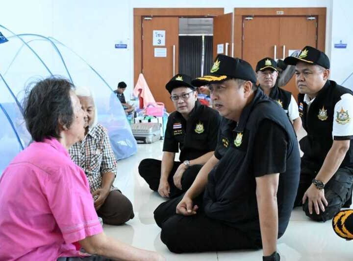 “ไม่ทิ้งกัน รมว.สุชาติ” ลุยลาดกระบังอีกรอบ เติมขวัญกำลังใจพี่น้องผู้ประสบภัย ส่งต่อความสุขยามวิกฤต